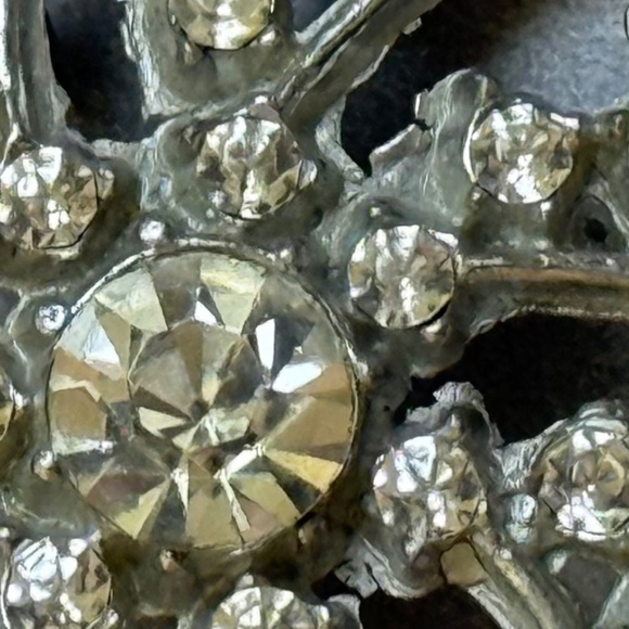 VINTAGE Small Clear Faceted Rhinestone Floral Brooch Silver - Picture 2 of 6